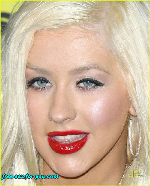 Christina Aguilera che mostra il culo perfetto e posa nuda in piscina
 #75423246