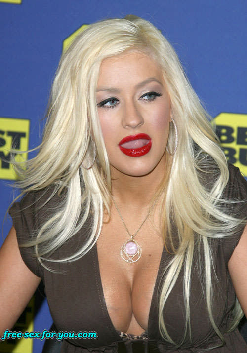 Christina Aguilera che mostra il culo perfetto e posa nuda in piscina
 #75423318
