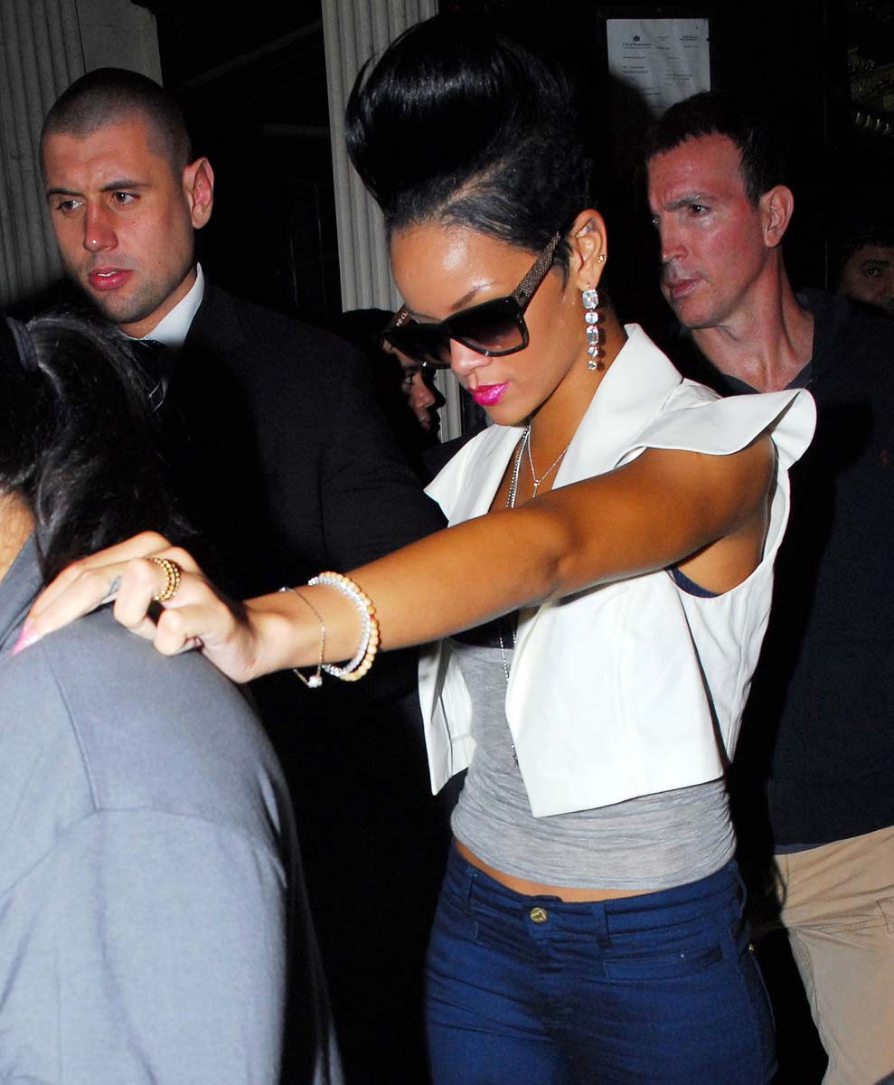 Rihanna más caliente mientras posa en lencería traviesa
 #75393764