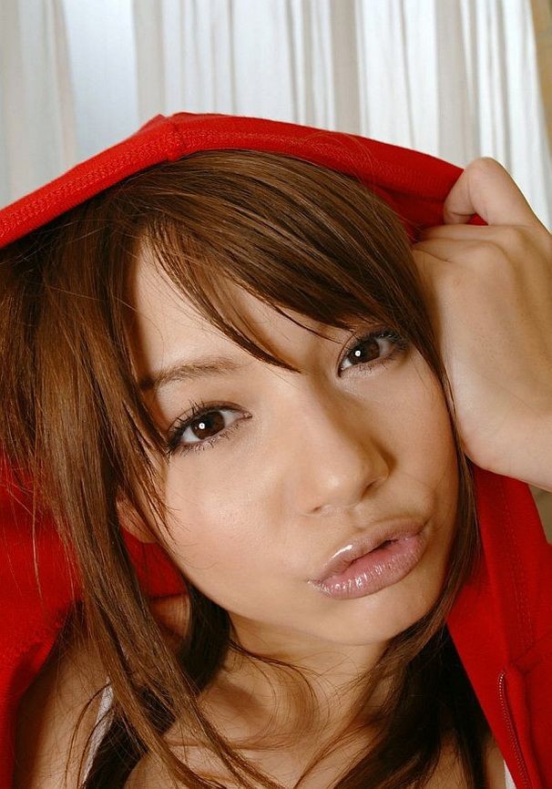 La mignonne asiatique Tina Yuzuki pose en lingerie et montre son cul.
 #69755722