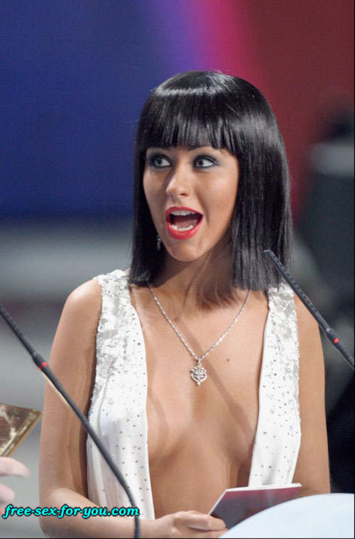 Christina Aguilera zeigt ihren Arsch und posiert im braless Kleid
 #75430189