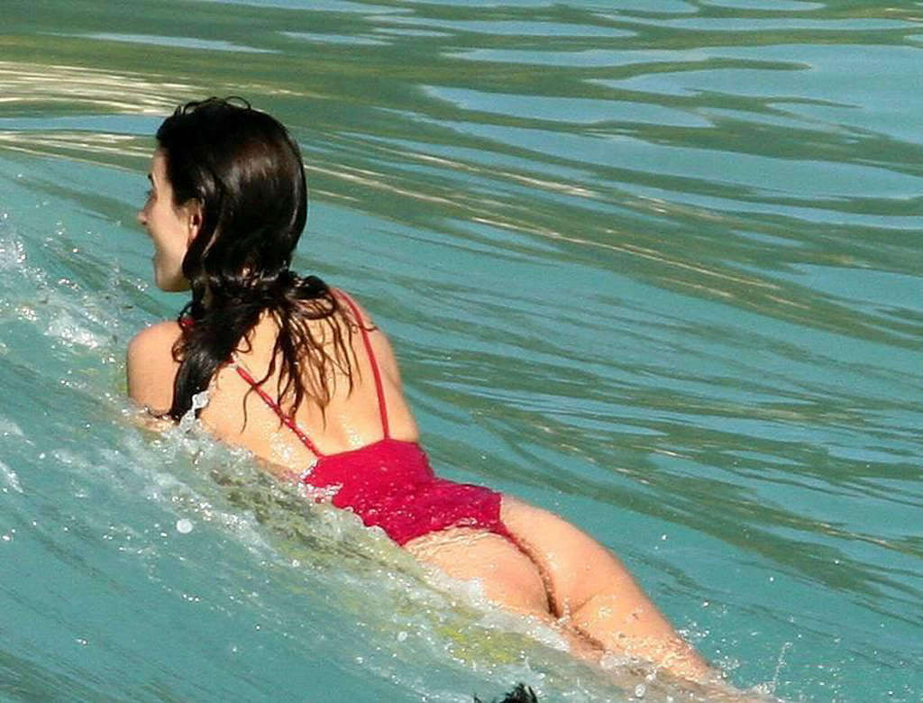 Penelope Cruz che rivela le sue belle grandi tette sulla spiaggia e culo in perizoma paparazzi sh
 #75337462