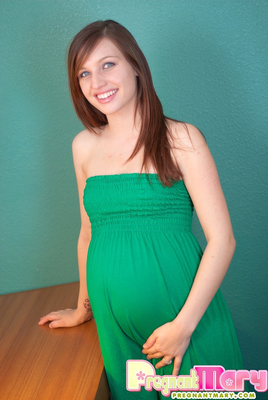 L'adolescente incinta si eccita
 #75494638