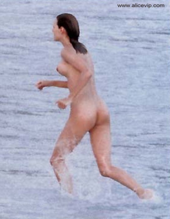 Rubia atrevida uma thurman desnudos en la playa
 #75364223