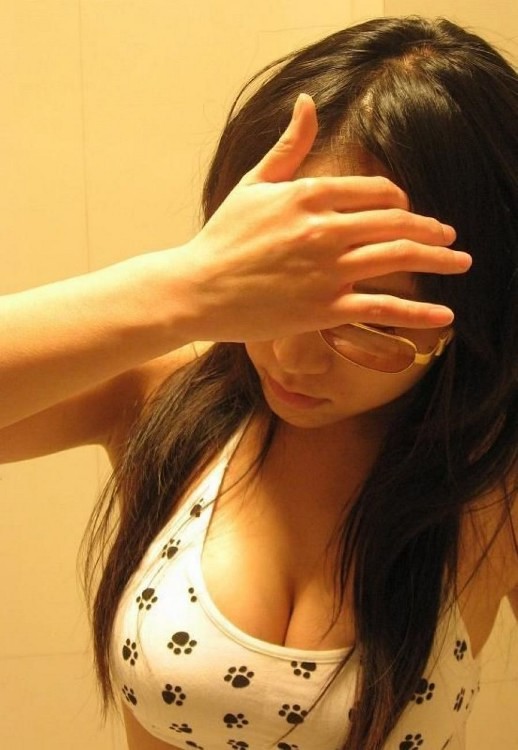 Asiatische Teenie-Nymphe genießt es, ihren süßen und saftigen Körper zu zeigen
 #69873538