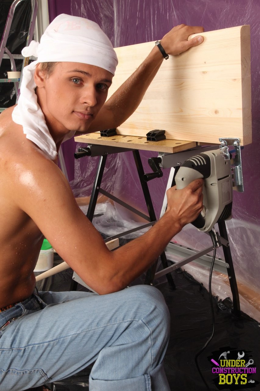 Un constructor engrasado tienta las manos y la polla de un jovencito caliente
 #76928117