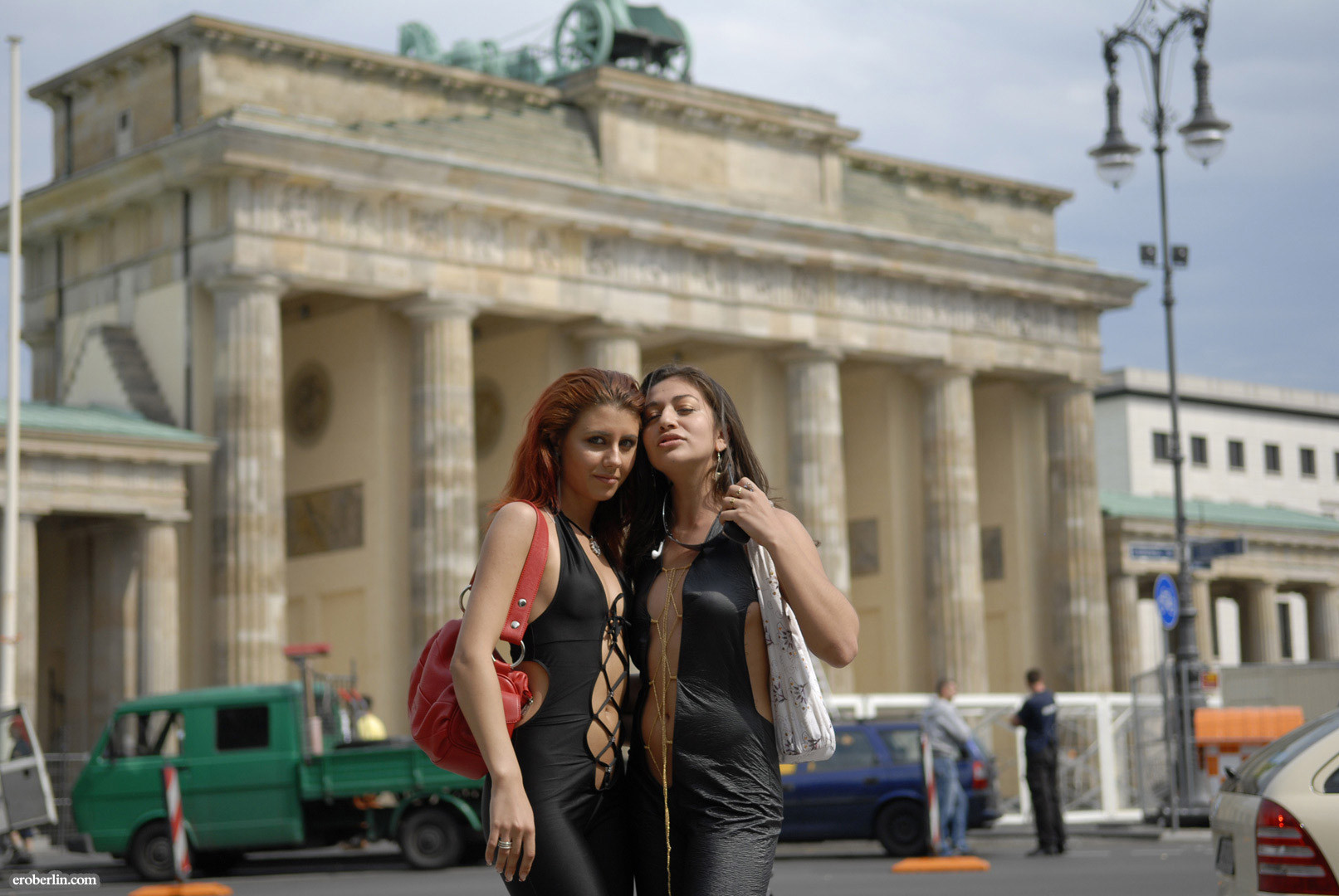 Machen Sie einen Spaziergang durch Berlin mit Crystal &amp; Selena
 #72682148