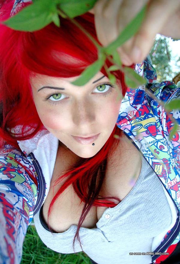 Busty hottie zeigt ihre saftigen Krüge
 #71851776