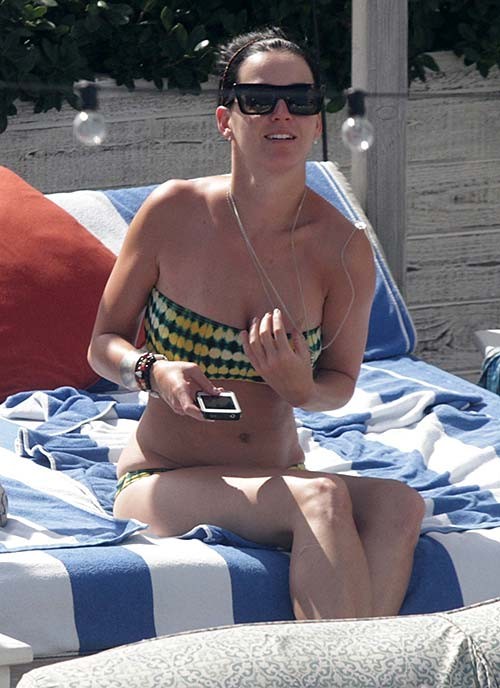 Katy Perry entblößt sexy Körper und riesige Brüste im Bikini am Hotelpool
 #75256039