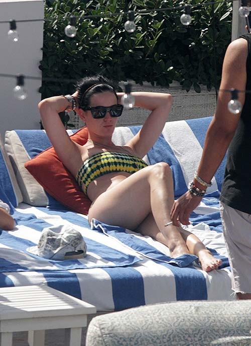 Katy Perry exposing sexy body and huge boobs in bikini at hotel pool #75256040