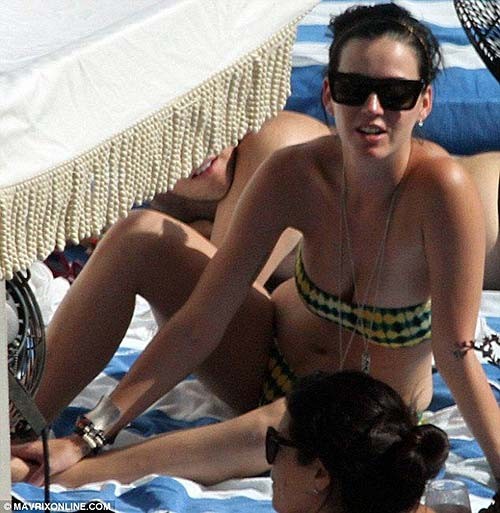 Katy Perry exposing sexy body and huge boobs in bikini at hotel pool #75256051