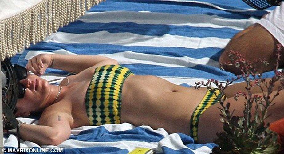 Katy Perry exposing sexy body and huge boobs in bikini at hotel pool #75256053