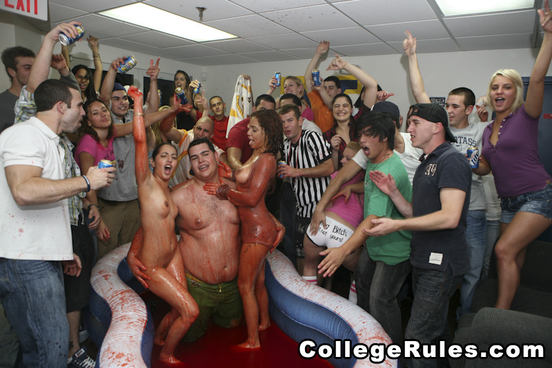 Busty College-Mädchen wird von drei perversen Jungs gefickt
 #74563651