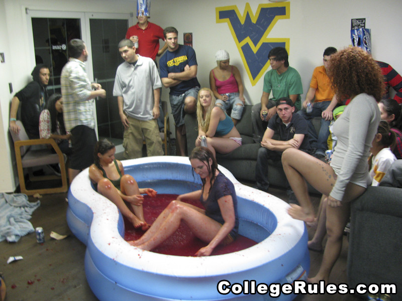 Busty College-Mädchen wird von drei perversen Jungs gefickt
 #74563666