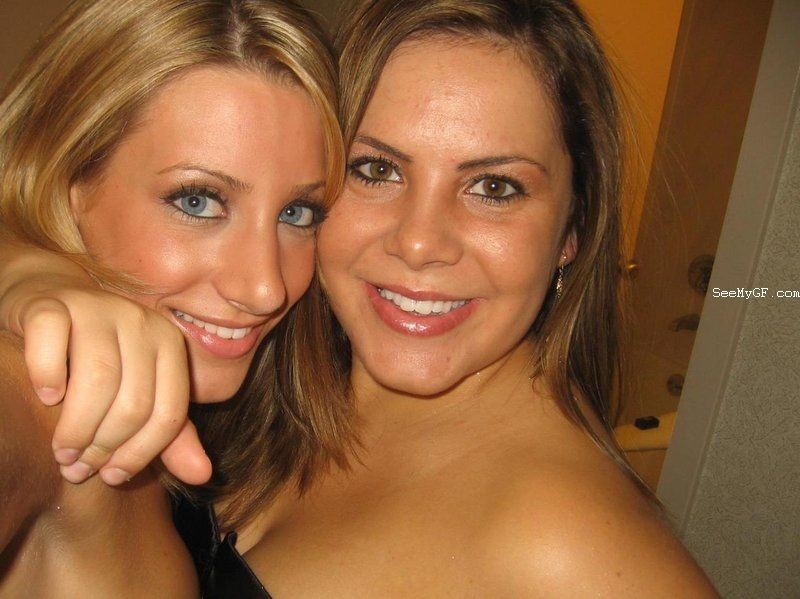 Girlfriends montre seins et le cul à la caméra
 #70271936