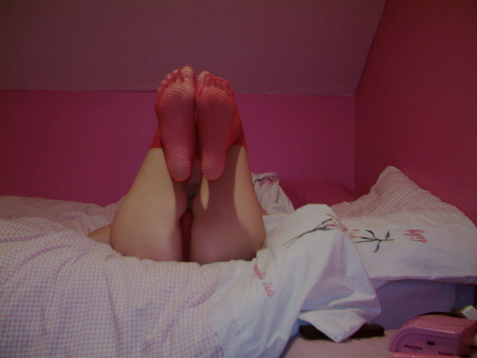 Geile Tussi trägt ihre roten Lieblingsdessous und benutzt ihr rotes Lieblingsspielzeug für einen 
 #77051059