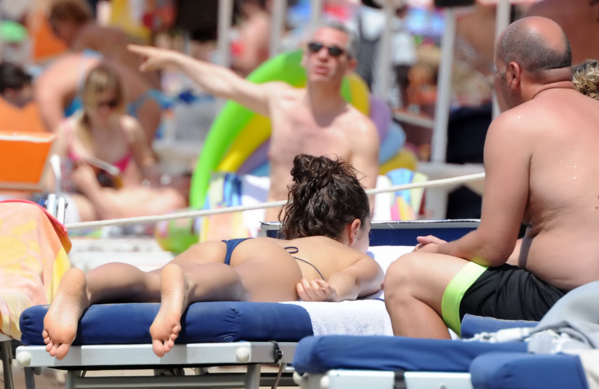 Laura barriales montre son petit cul en bikini bleu sur la plage.
 #75193952