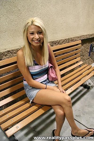 Sexy blonde camel toe babe reitet ihre rasierte Box auf einem Realitätsschwanz
 #68784655