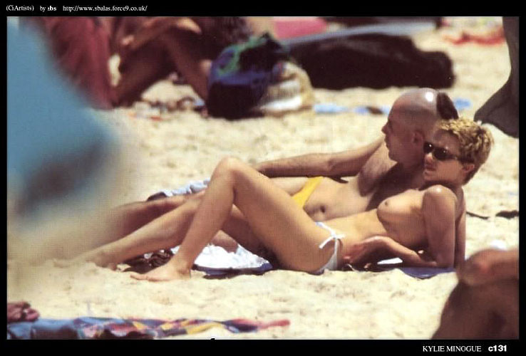 Kylie Minogue che mostra le sue belle tette piccole sulla spiaggia
 #75404027