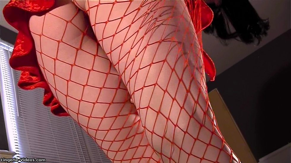 Babe mit langen Beinen in roten Netzstrümpfen
 #78035725