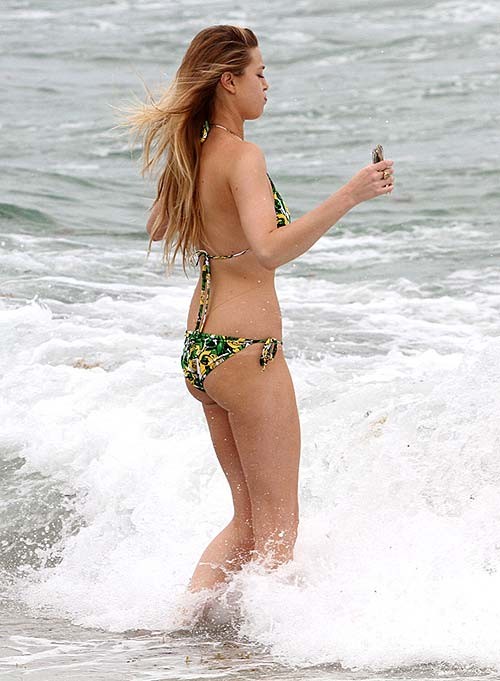 Whitney Port mostrando su cuerpo sexy y su culo caliente en bikini en la playa
 #75259111