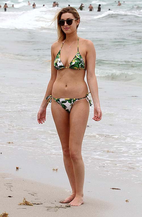 Whitney Port mostrando su cuerpo sexy y su culo caliente en bikini en la playa
 #75259118