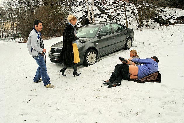 Sexe en groupe en plein air et en public dans la neige
 #76890448