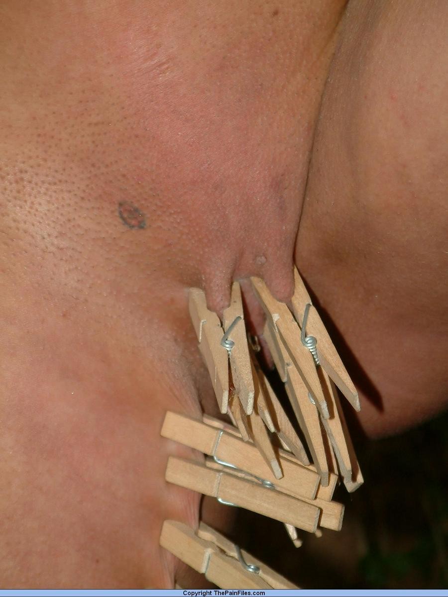 Une esclave bdsm avec un baillon sur la poitrine, bondage en extérieur et punition douloureuse.
 #72179164