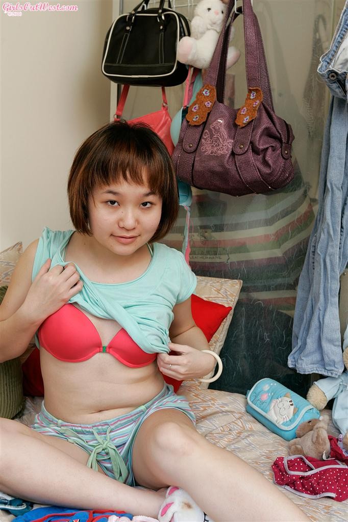毛深いオマンコのアジア人アマチュア（オーストラリア）が裸になっておもちゃになる
 #69064203