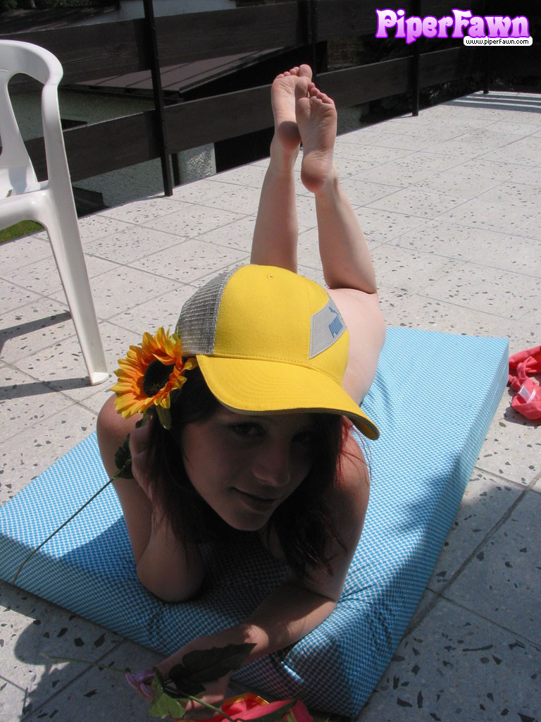 Vollbusige rothaarige Teenagerin mit Hut draußen
 #76477557