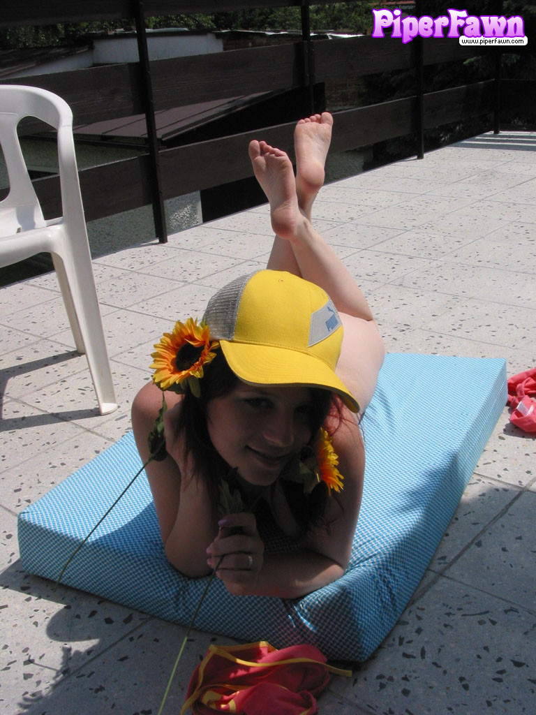 Vollbusige rothaarige Teenagerin mit Hut draußen
 #76477565