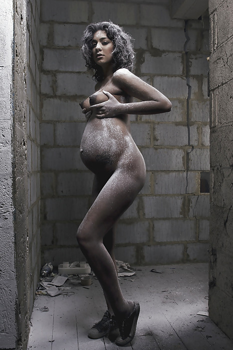 Femmes enceintes prêtes à larguer avec un gros ventre
 #76487362