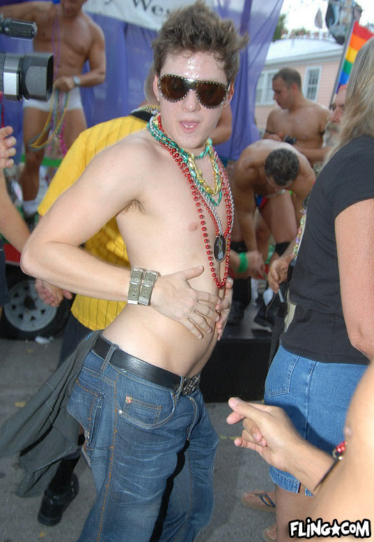 Estos chicos gays calientes golpear a Key West para la fiesta más caliente desnuda en el avión
 #76958596