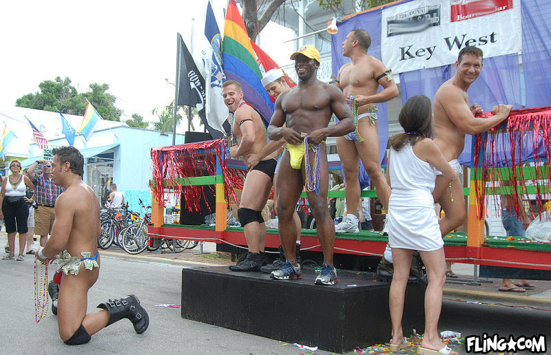 Estos chicos gays calientes golpear a Key West para la fiesta más caliente desnuda en el avión
 #76958604