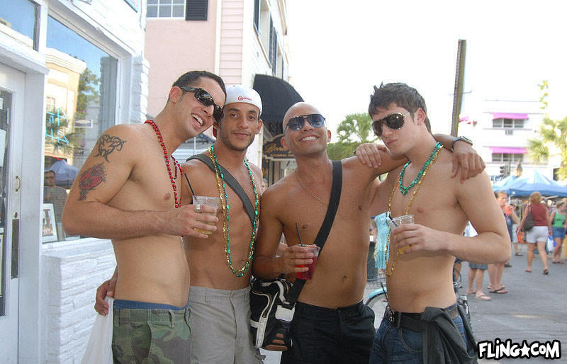 Estos chicos gays calientes golpear a Key West para la fiesta más caliente desnuda en el avión
 #76958630