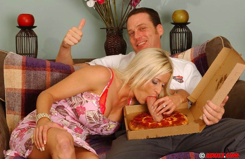 Sexy busty blonde Babe bekommen Muschi gehämmert von Pizza Junge
 #73643942