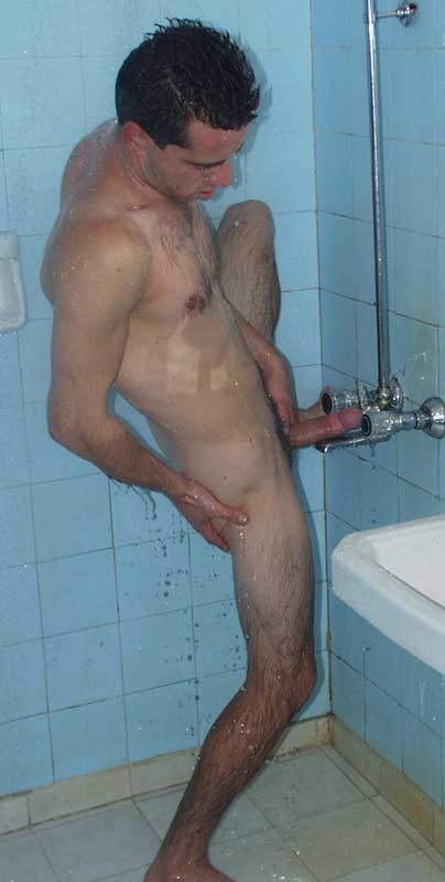 Un semental colgado se masturba en la ducha
 #77011835