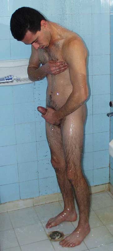 Un semental colgado se masturba en la ducha
 #77011879