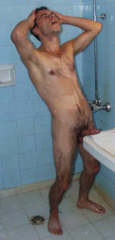 Un semental colgado se masturba en la ducha
 #77011888