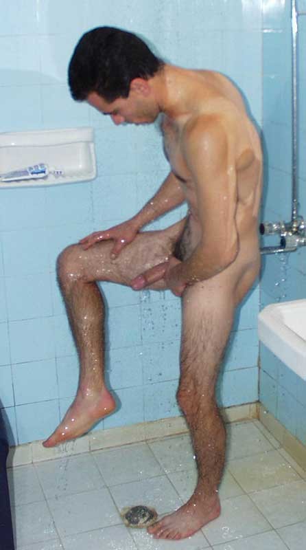Un semental colgado se masturba en la ducha
 #77011898