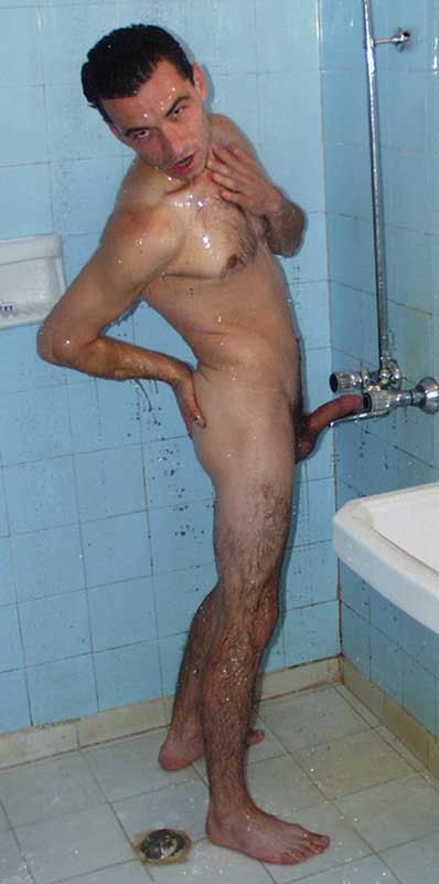 Un semental colgado se masturba en la ducha
 #77011938