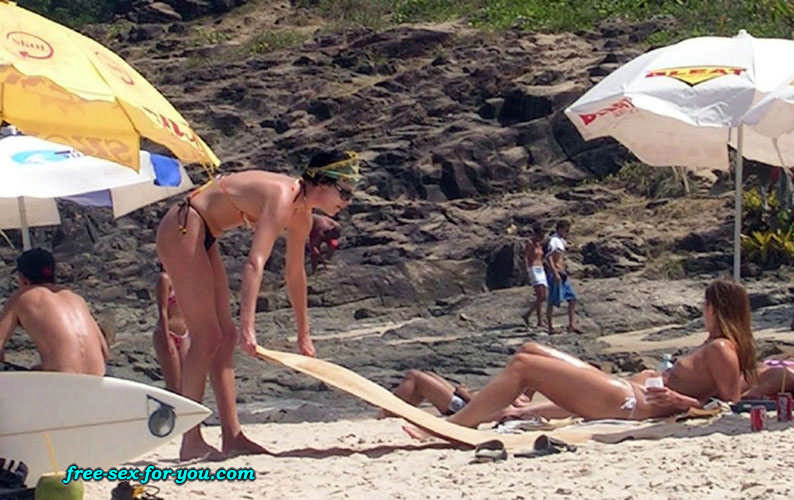 Charlize Theron showing tits in topless to paparazzi on beach #75436073