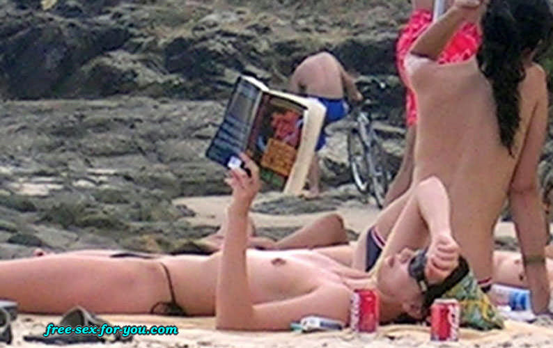 Charlize Theron showing tits in topless to paparazzi on beach #75436088