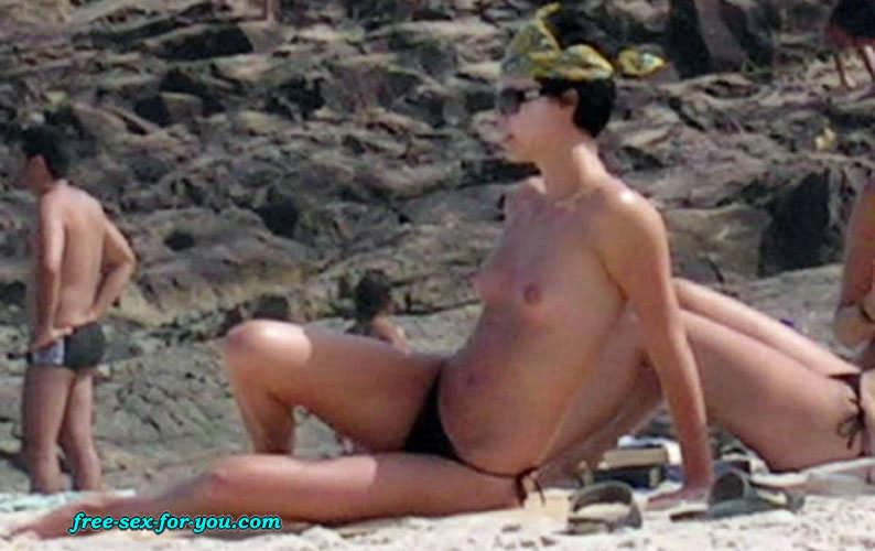 Charlize Theron showing tits in topless to paparazzi on beach #75436102