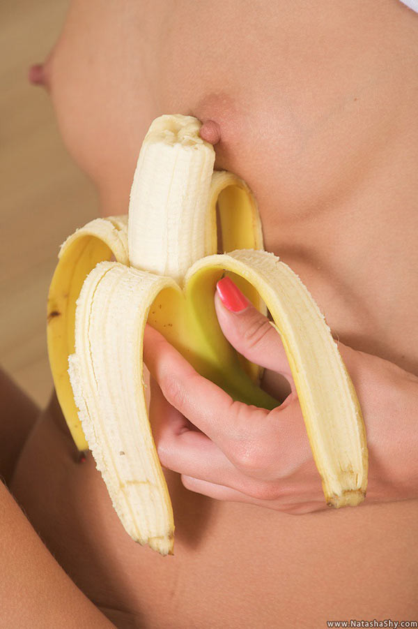 Jeune natasha timide et magnifique se déshabillant et jouant avec une banane
 #78984372