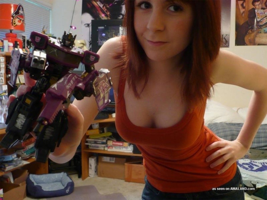 Wild scene babe camwhoring naked in her bedroom