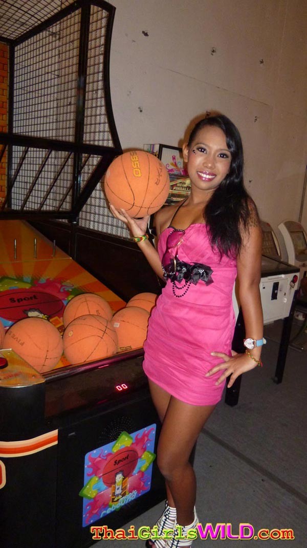 Hot Thai slut Oot flashes ass while in the game arcade #69736200