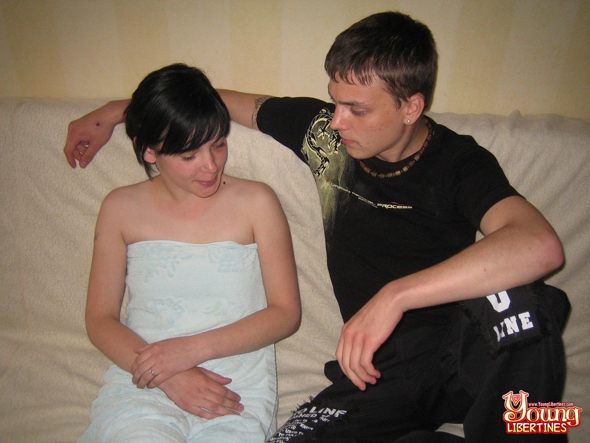 Ragazzo e ragazza innocenti che fanno il loro primo giro di sesso insieme
 #79462937