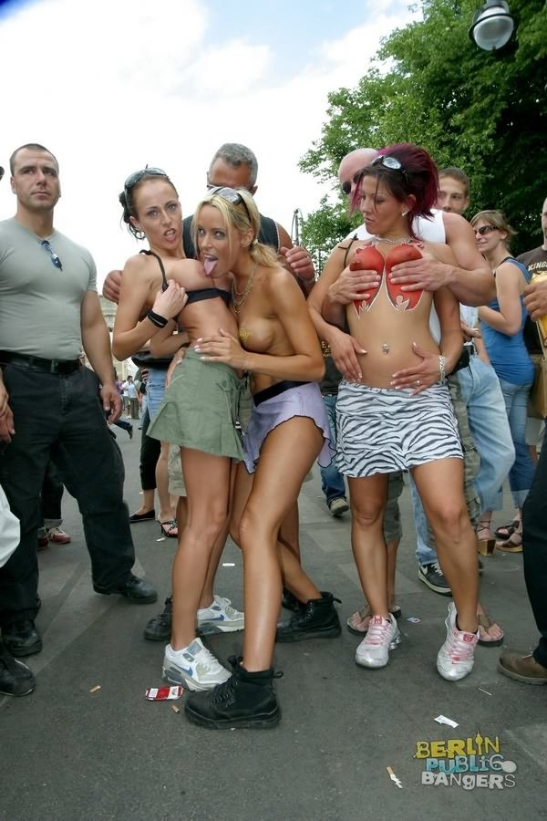 Des salopes allemandes sauvages s'amusant en plein air pendant une parade de baise.
 #76768647