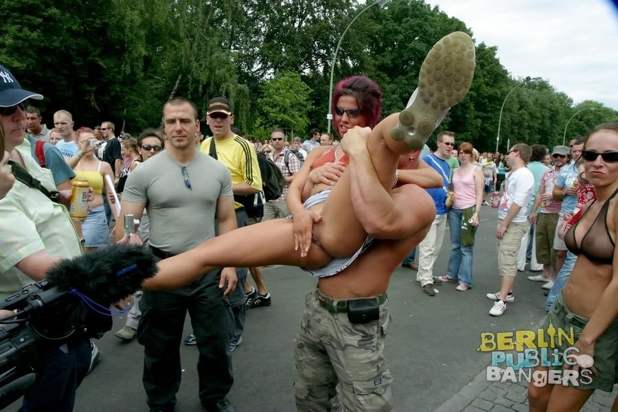 Putas alemanas salvajes haciéndose la puñeta al aire libre durante un desfile de folladas
 #76768679